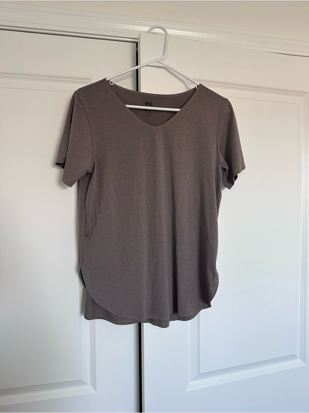 Uniqlo Women's Short Sleeve V-Neck Top